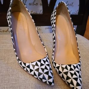 Black and white geometric shapes pumps